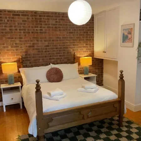 Rock - Free Parking & Wifi Near Centre